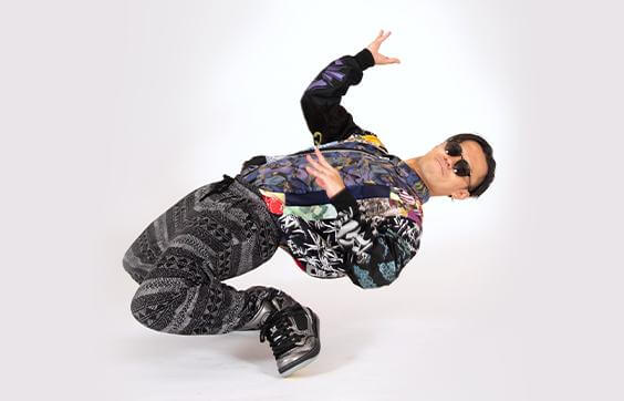 ロボットのような動きを表現するアニメーションダンス