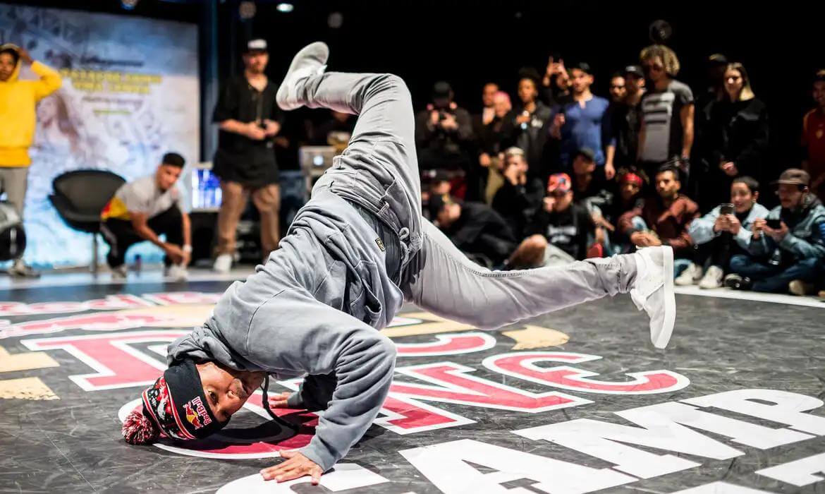 アクロバットなどのパワームーブで魅せるBreakingダンス