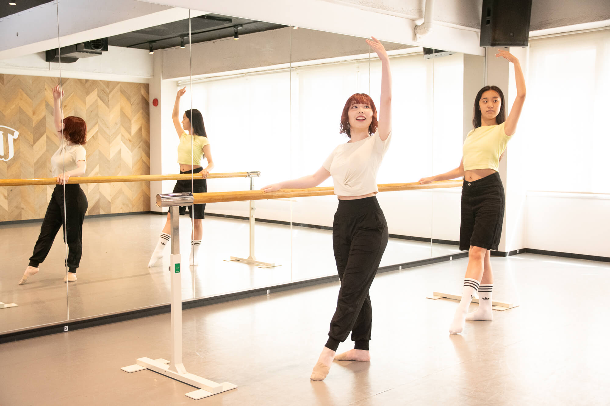 バレエやジャズの基礎を活かしたコンテンポラリーダンスのレッスン