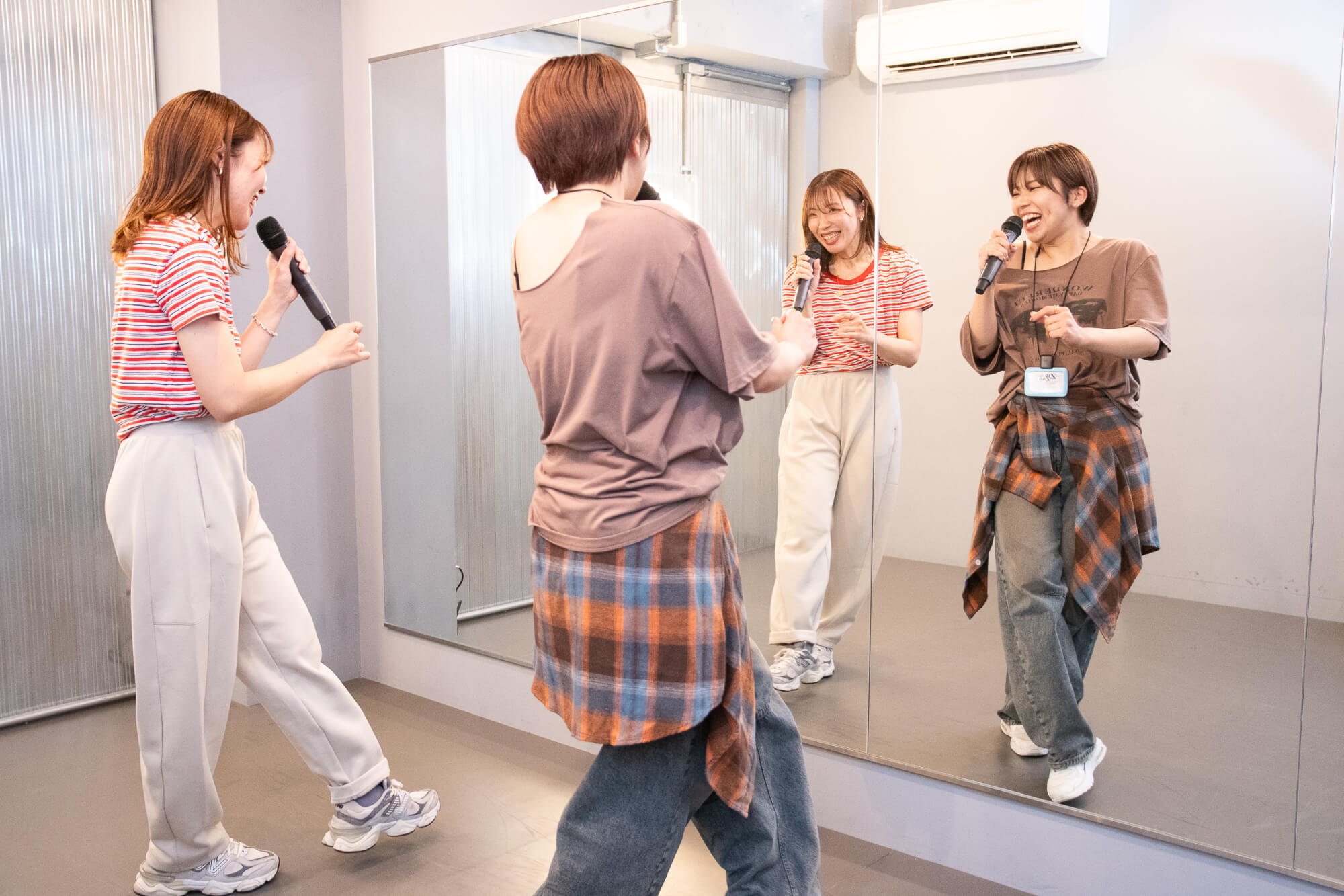 歌いながら踊る練習をするダンス&ボーカルクラス