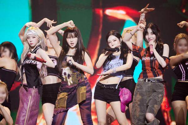 ダンスボーカルを目指してマイクを持って踊る練習