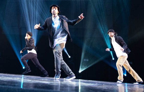 軽快な足捌きで踊るHouseダンサーのステップパフォーマンス