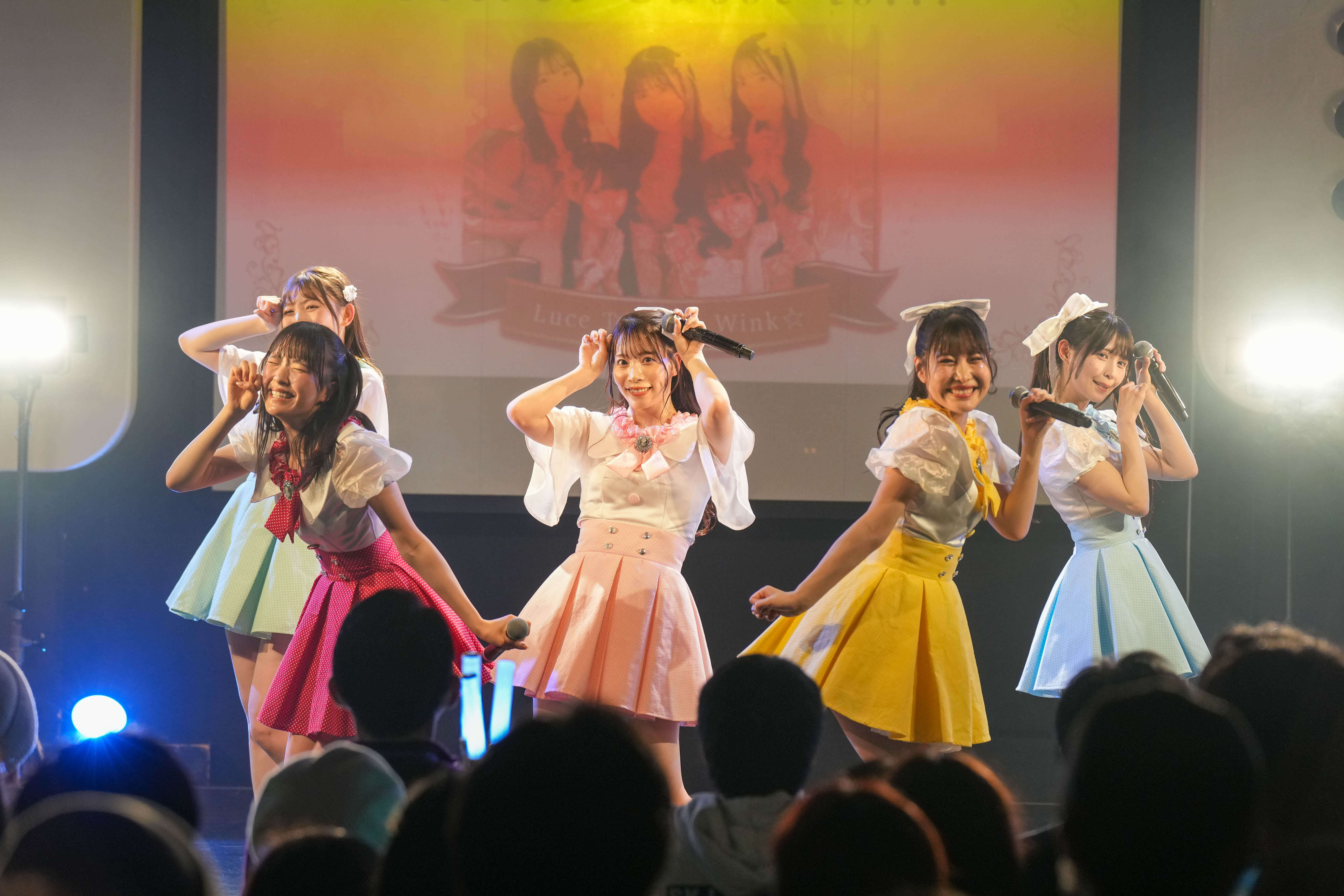 アイドル曲に合わせて踊るダンサー