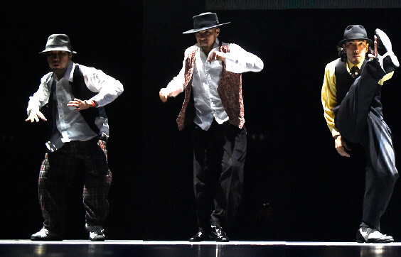 リズムに合わせてキレのある動きを見せるLockダンサー