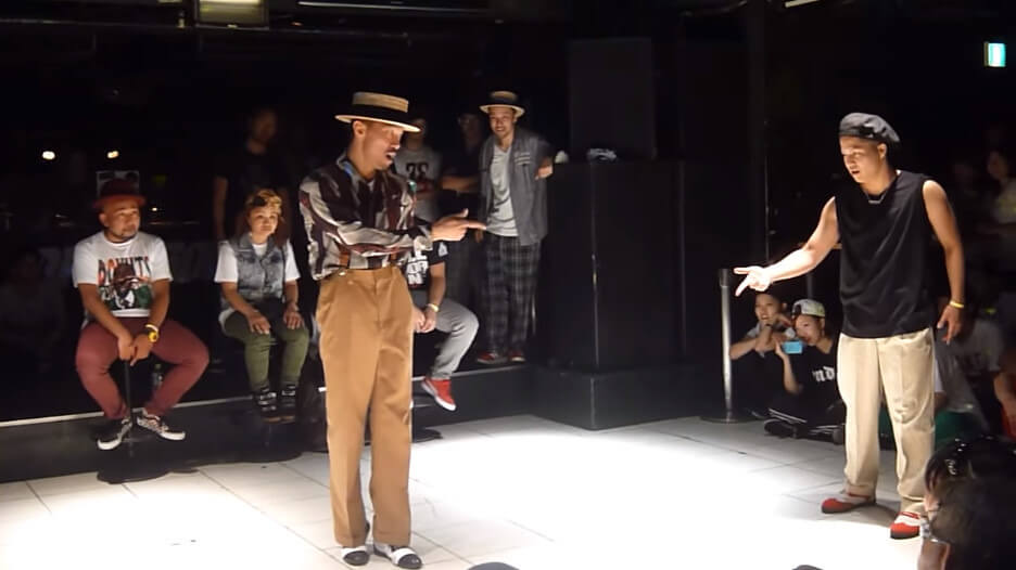 ダンスバトルでLockの技を繰り出すパフォーマンス