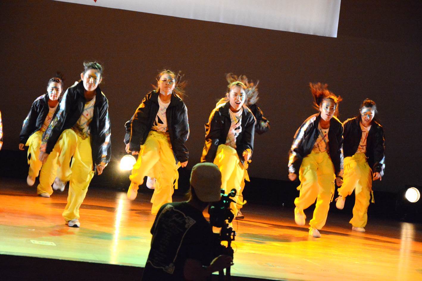高校生がLockで踊るダンスコンテストの様子