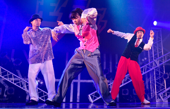 人間離れした動きが特徴のPopダンスのパフォーマンス