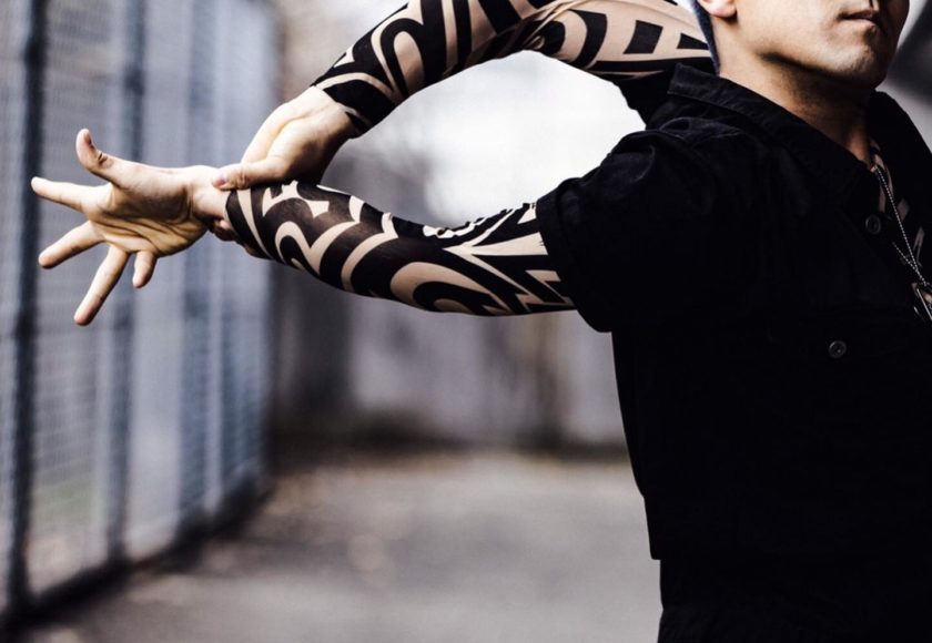 肩抜きやアクロバットなど人間離れした動きを取り入れるVogueダンス