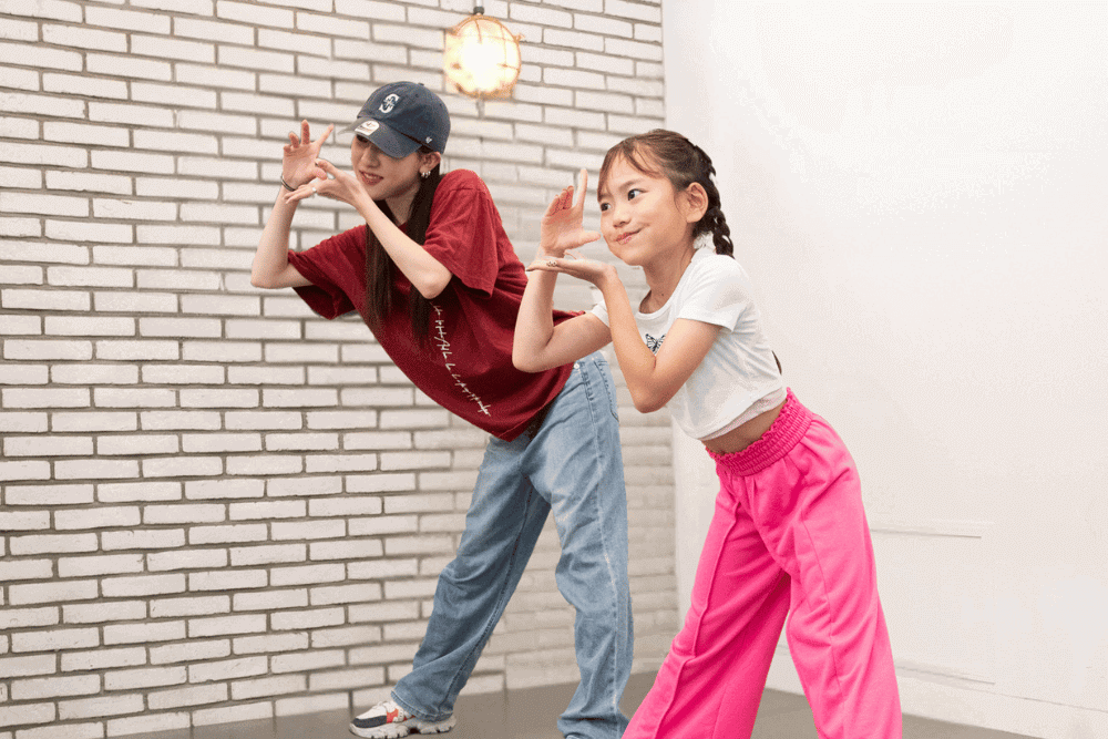 音楽に合わせて楽しく踊るキッズダンスレッスン