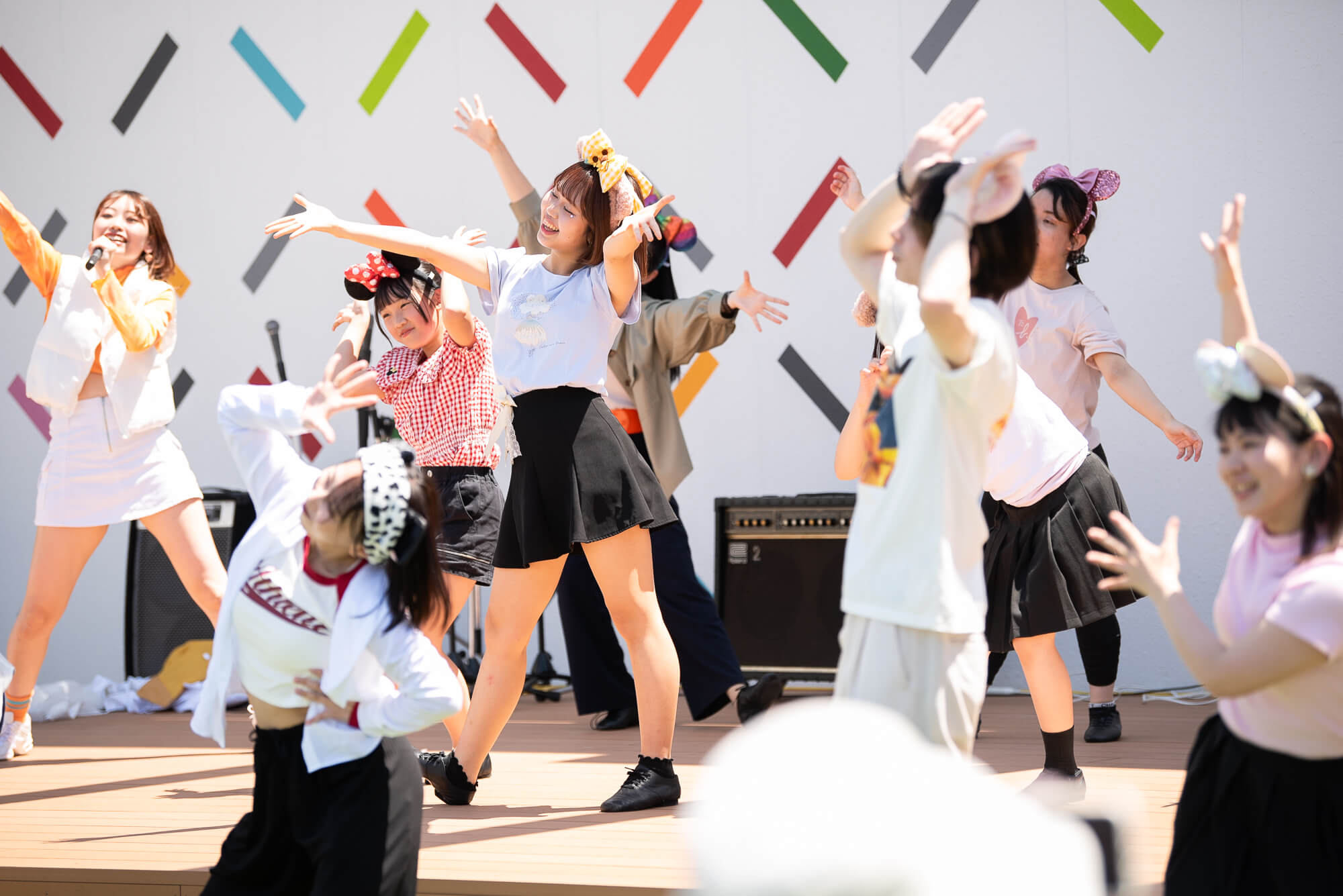 テーマパークショーで踊るダンサー