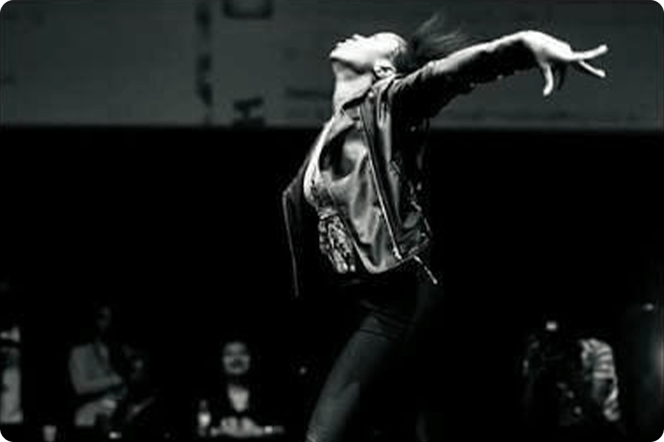 女性らしさと力強さを表現するWaackダンサーの動き